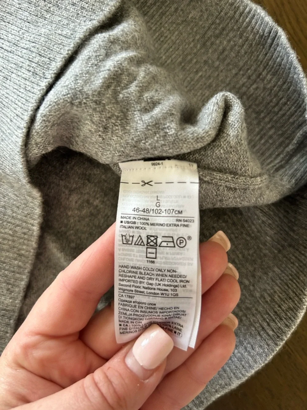 Banana Republic light gray Italian merino yarn wool long sleeve sweater v neck